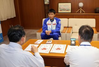 高校総体競泳準Ｖ報告　矢掛高・平井さん 町長訪問