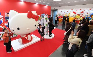 かわいいキティいっぱい　岡山で「Ｈｅｌｌｏ Ｋｉｔｔｙ展」開幕
