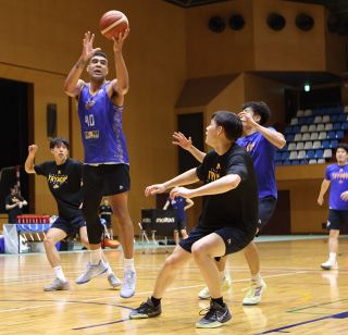トライフープ津山合宿スタート　９月２５日のＢワン開幕へ連係向上図る
