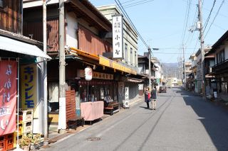 【ロケ地探訪＠備中魅力再発見】⑫金光教本部前の商店街（浅口市金光町大谷地区）　映画「とんび」　木造の店やレトロな街路灯残る景観
