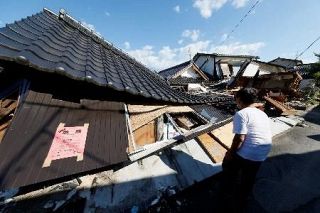 全壊した家の前で笑ってピース、写っているのはまさかの自分…　被災者を侮辱する「ＡＩフェイク画像」の悪質さ、刑事罰の可能性も