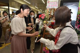 「ばらの日」福山駅で切り花配布　市と市立大学生団体が３００本
