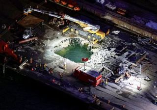 足場崩落、２人死亡１人重体　１人不明、川崎のＪＦＥスチール