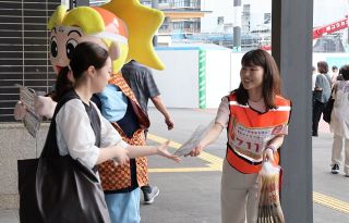 救急車呼ぶか相談して 「＃７１１９」県内全域で開始へ　岡山駅でチラシ配り、啓発