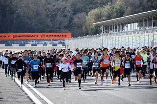 国際サーキット １２５９人が力走　美作市Ｆ１ロードマラソン