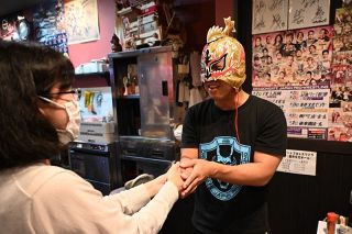 ２６日にプロレス団体・ドラゴンゲート美作大会　覆面レスラーしゃちほこＢＯＹさんＰＲ