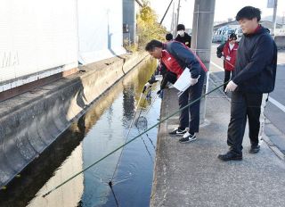 海ごみ削減目指し用水路清掃　岡山・東公民館クリーン作戦