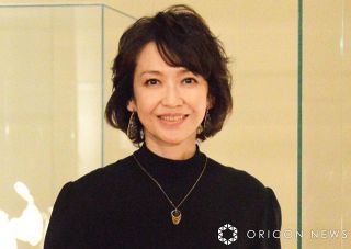 63歳・賀来千香子、ひざ上ミニ＆美脚あらわな衣装着こなし　『JJ』出演きっかけは「代役だった」
