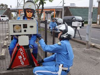 交通事故抑止へ看板設置　白バイ隊員と取り締まり装置デザイン　倉敷署