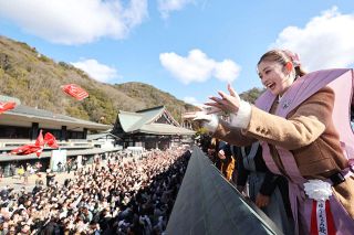 最上稲荷 節分豆まき式　ゆうちゃみさん、たけるさん（東京ホテイソン）ら 「福は内」のかけ声で３万人に