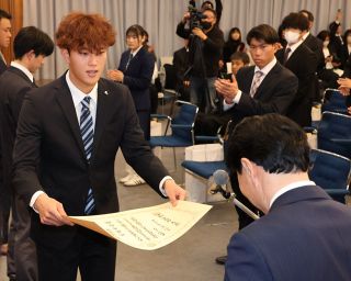 ５８人９団体たたえる 岡山県トップアスリート賞