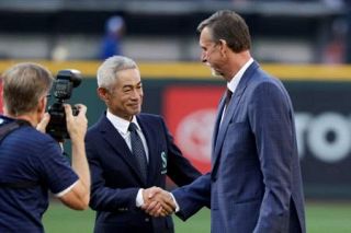 ジョンソンさんの永久欠番祝う　「５１」、イチローさんも着用