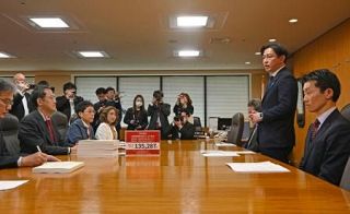 長期治療の負担緩和へ見直し　厚労相、高額療養費上げ