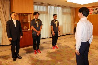 ソフトＷ杯優勝に貢献　平林金属の２人が岡山県知事表敬