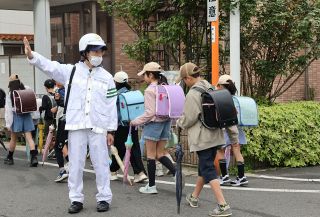 登下校時の交通事故を防ごう 岡山県警　通学路で見守りや指導