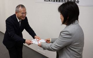 オープン戦間近で楽しんで ハローズ　県児童養護施設協にチケット贈呈