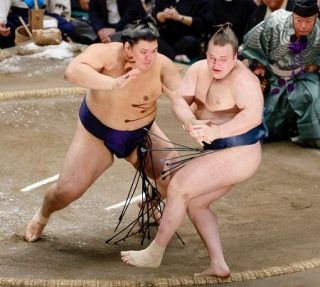 大の里が復活、６度目の優勝　一人横綱、大関安青錦を下す