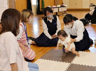 中学生 赤ちゃんと交流　矢掛で教室 命の大切さ学ぶ
