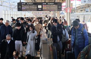 古里、旅先で年越し帰省ラッシュ始まる　駅や空港混雑、Ｕターンピークは３日