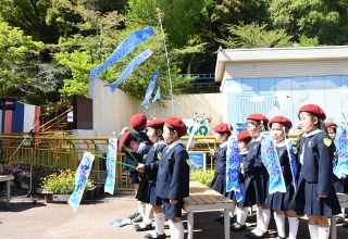 難民の子どもの幸せ願う　池田動物園にこいのぼり