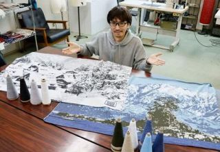 富山の絶景、ブランケットに再現　細かい編み目、写真と見間違うほど