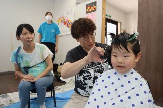 子どもたちに散髪奉仕　岡山県理容組合の理容師 きれいに切りそろえ