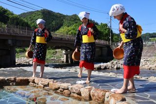 足踏み洗濯３年ぶり復活 岡山鏡野・奥津温泉　軽快なステップ披露