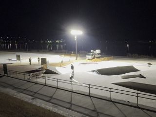 夜もスケボーできます　福山市のスケートパークに照明新設