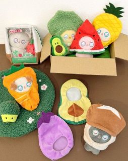 からあげ棒」が90センチの特大ぬいぐるみに 人気商品が“実用的アイテム