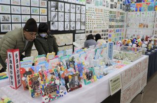 倉敷っ子美術展 小中生８６５０点　切り絵やマラカス、粘土の弁当も