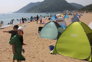変わる海水浴の風景　玉野・渋川でテント増、キッチンカーも