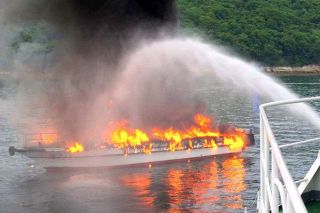 男木島沖 瀬戸芸ツアー船が火災　２５人救助、けが人なし