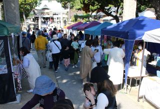 玉野・玉比咩神社で朝市　家族連れでにぎわう　子ども催しも