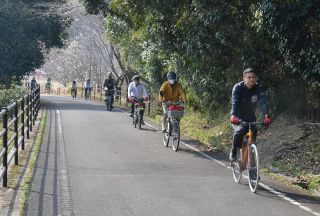 備前、和気でサイクリング大会　片鉄ロマン街道を走る