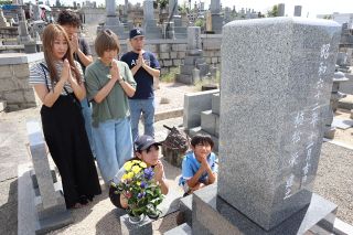 彼岸の入り、故人しのぶ　岡山県内、家族連れら墓参り