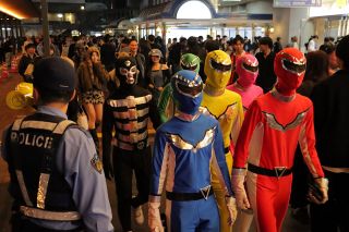 ハロウィーン、若者ら満喫　ＪＲ岡山駅一帯にぎわい 県警警戒【動画あり】