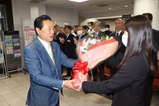 「市民の幸せのため頑張る」　栗山浅口市長、５期目初登庁