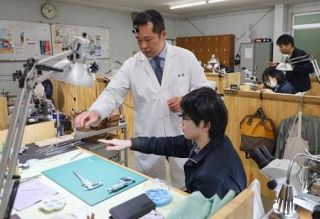 「時の神様」のそばで学ぶ時計の技術や文化　大津の近江時計眼鏡宝飾専門学校