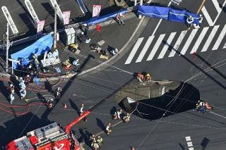 巨大化する穴、あふれる下水…記者が見た救出活動の３カ月　埼玉・八潮市の陥没事故、年２千件超の下水道老朽化に対策は？