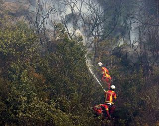 【岡山・山林火災３日目】消防団員や消防署員が懸命の消火活動　住民らも自衛に追われる