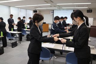 名刺交換や自己紹介学ぶ　玉野法人会が新入社員に講座