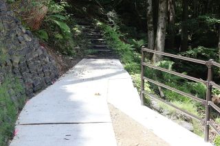 鏡野の岩井滝、８日に一般開放　大雨で２度崩落の遊歩道、３年ぶり町が復旧