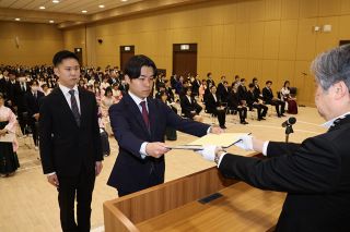 学んだ知識、技術生かし前進する　岡山医療専門職大で卒業式