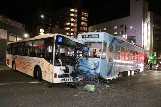 路面電車と路線バス 出合い頭に衝突　乗客ら２人けが 命に別条なし