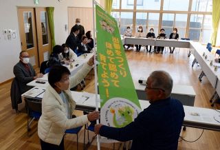 地域ぐるみで子育て応援　井原・県主地区 ＰＲのぼり旗作る