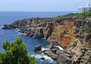 和歌山「三段壁」、断崖の手前で向き合う命　「重大決断の前に相談を」電話求める牧師