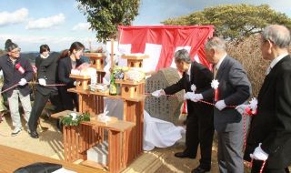 瀬戸内出身の詩人 高祖保を顕彰　亀山公園に詩碑建立、命日に除幕