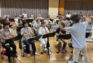 ２６日に定期演奏会 記憶残る音色を　吹奏楽団あかいわＷＩＮＤ