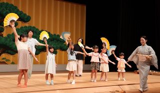 親子ら伝統文化体験　矢掛で催し、舞踊や和楽器演奏