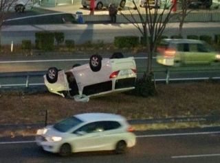 岡山市の国道５３号で乗用車が横転　１人が救急搬送